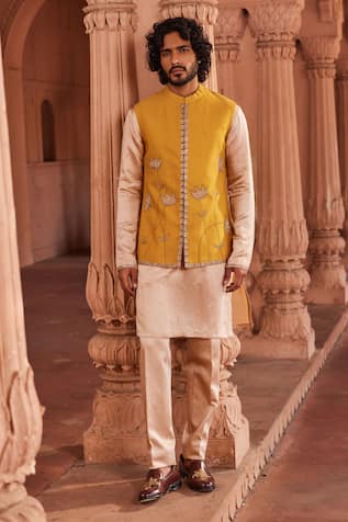 Contrast By Parth Floral Applique Embellished Bundi & Kurta Set 