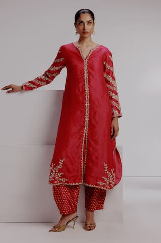 Taisha Gulaab Floral Embroidered Kurta With Pant 