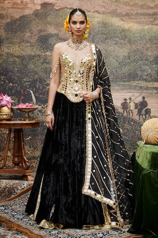 Itrh Surmayi Velvet Godet Lehenga Set 