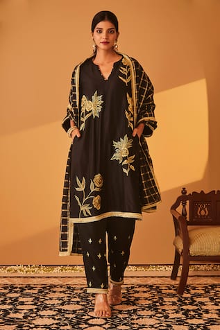 Bo tree Aafreen Zari Embroidered Kurta Set 