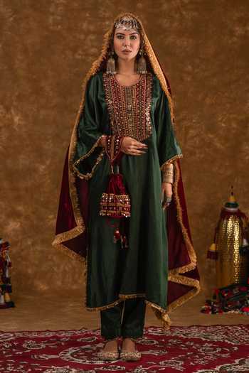 Ekavira Zahra Coin Tassel Embellished Phiran With Cigarette Pant 