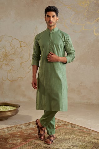 Chhavvi Aggarwal Solid Kurta With Pant 