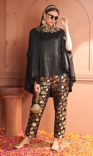 Tasuvure Indes Kiri Kaftan With Floral Veil Detailed Pant 