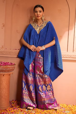 Tasuvure Indes Divine Embroidered Neck Cape With Sharara 