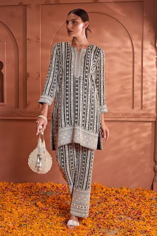 Tasuvure Indes Thread Embroidered Striped Kurta With Pant 