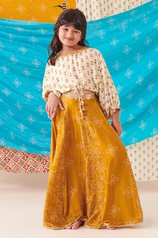 CUTE COUTURE Phool Motif Print Top With Bandhani Bloom Print Lehenga 