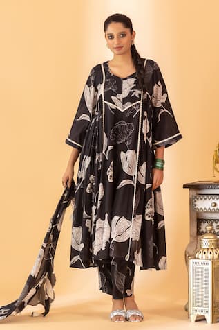 SSHILPA SAMRIYA Floral Print Kurta Set With Scarf 