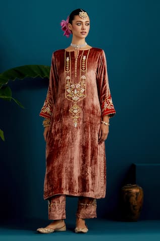 Anantaa by Roohi Resham Embroidered Floral Kurta With Pant 