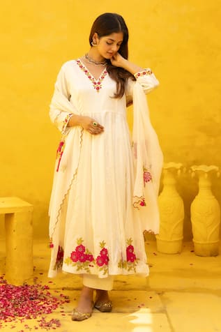 MITHI SUPARI Lata Embroidered Kalidaar Kurta Set 