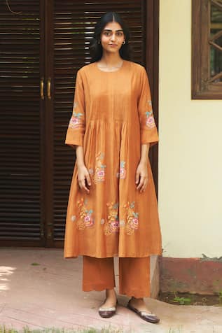 Vaayu Floral Applique Bloom Work Kurta & Pant Set 