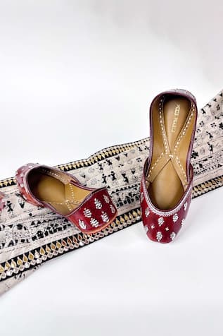 Noori Embroidered Juttis 