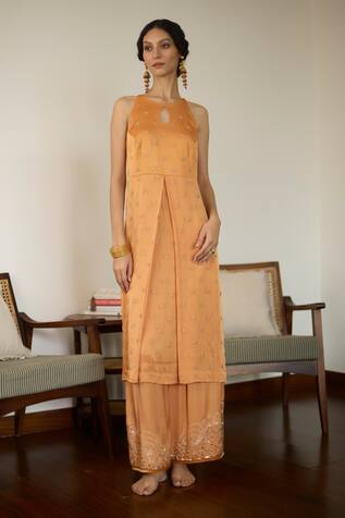 Sarang Kaur Maitreyi Thread Embroidered Kurta With Pant 