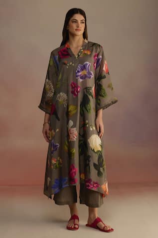 ROZA Iris Floral Patterned Asymmetric Kurta With Pant 