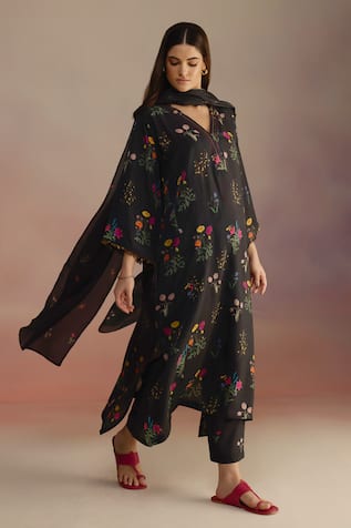 ROZA Zaira Floral Motif Phiran Kurta With Pant 