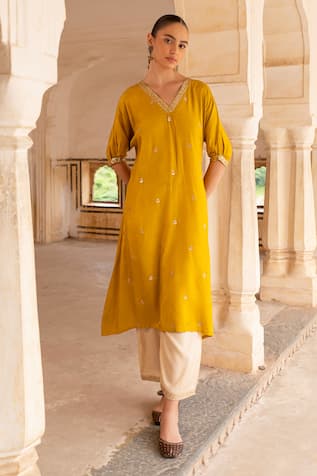 KARAJ JAIPUR Zari Embroidered Asymmetric Kurta With Pant 