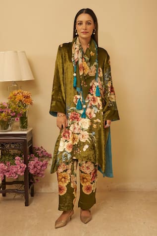 Rainas Vivid Vineyards Print Kurta Set With Scarf 