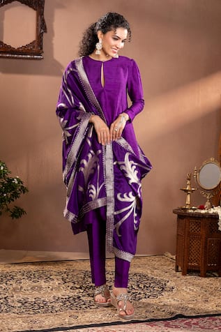 wildflower by krishna Plain Kurta Set With Floral Pattern Dupatta 