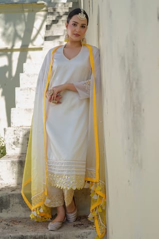 Tamaraa By Tahani Ivory Bead Hand Embroidered Kurta Set 