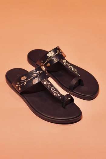 Dmodot Embroidered Kolhapuri Sandals 