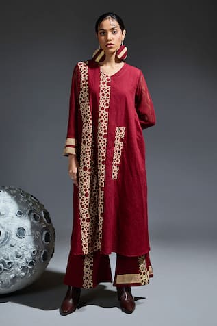 BANANA labs Placed Circle Block Print Kurta With Flared Pant 