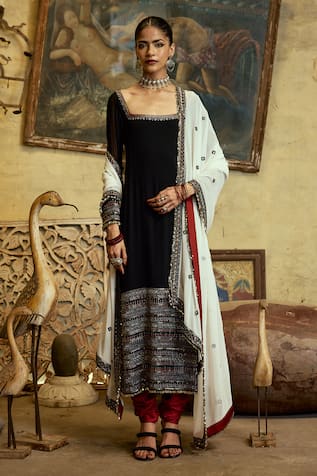 Karishma Khanduja Bareilly Geometric Embroidered Black Kurta Set 