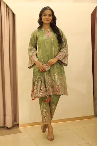 Embroidered Green Kurta Set With Potli Bag 