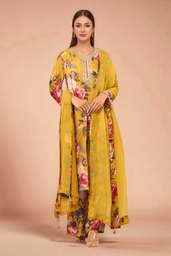 Kashmiraa Floral Embroidered Kurta Set 
