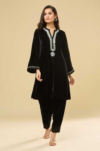 Pouli Pret Black Mirror Embroidered Velvet Kurta Set 
