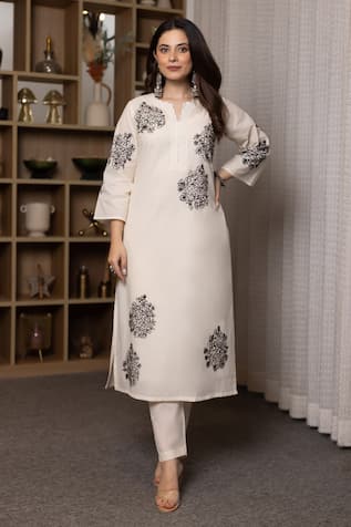 ASRUMO Thread Embroidered Kurta Pant Set 