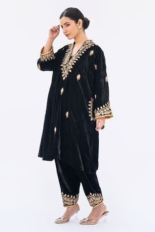 Daljit Sudan Aari Embroidered Velvet Phiran Kurta Set 