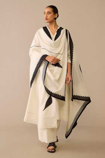 Ampm Ivory Bird Flower Patterned Kurta Set 