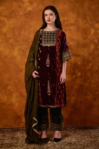 Saahiil Kapoor Gulnaaz Embroidered Velvet Kurta Set 