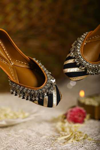 5elements Lace Embroidered Black Juttis 