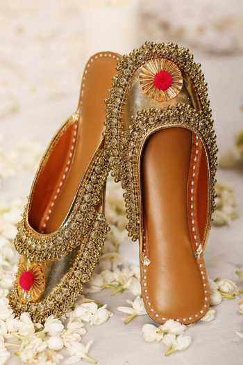 5elements Ghungroo Embellished Gold Juttis 