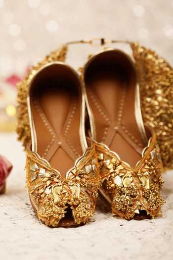 5elements Ghungroo Embellished Gold Juttis 