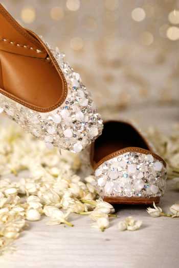 5elements Rhinestone Embellished Off White Juttis 