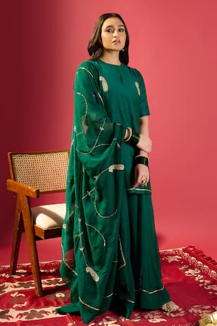 Komal Shah Paisley Hand Embroidered Kurta Set 