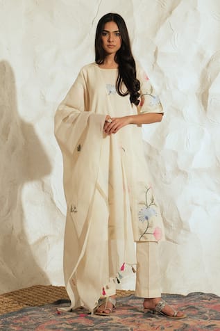 Samatvam By Anjali Bhaskar Floral Embroidered Cream Kurta Set 