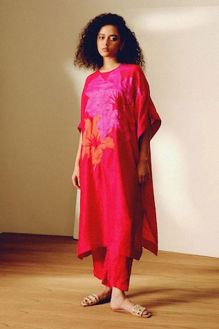 Kavya Singh Kundu Tess Red Handwoven Silk Kurta Set 