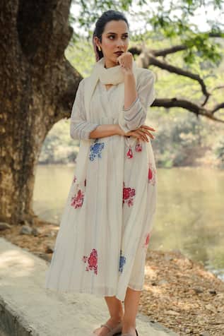 Pants And Pajamas Chanderi Floral Embroidered Stole 
