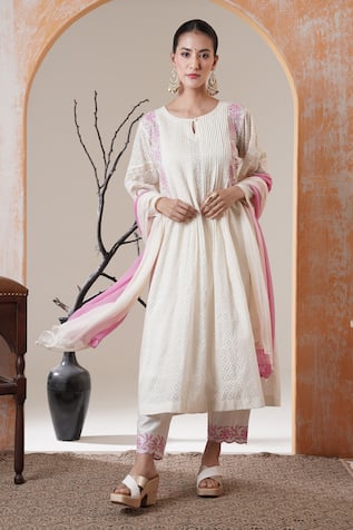 Surabhi Arya Chanderi White Kurta Set With Dupatta 