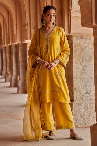 Kritika Dawar Mustard Pakistani Style Kurta Set 