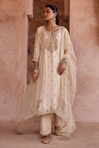 Kritika Dawar Dabka Embroidered Ivory Kurta Set 