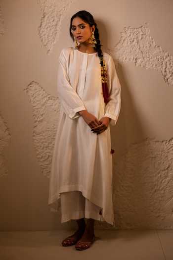 Tuli Mahira Ivory A-line Dola Silk Kurta Set- Set of 2 Mahira Ivory A-line Dola Silk Kurta Set 