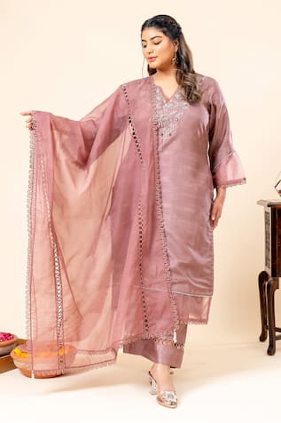 Mamicha Salmon Pink Embroidered Kurta Set 
