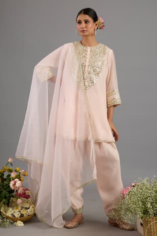 Saina Kapoor Peach Pink Chanderi Embroidered Kurta Set 