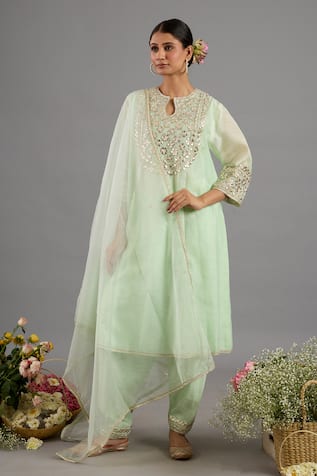 Saina Kapoor Embroidered Chanderi Kurta Set 