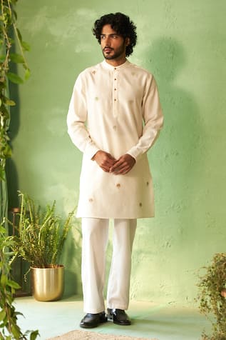 Off-White Chanderi Embroidered Kurta Set 