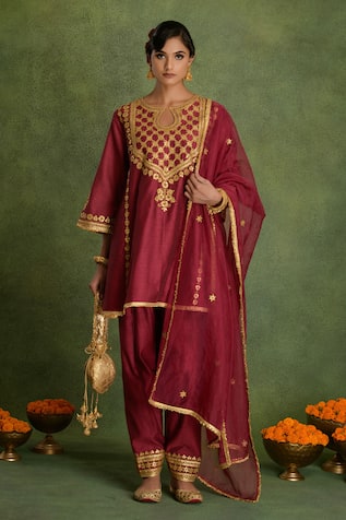 saina kapoor Embroidered Purple Choga Kurta Set 