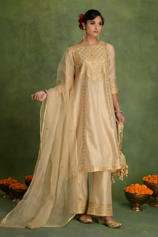 saina kapoor Beige Chanderi Choga Kurta Set 